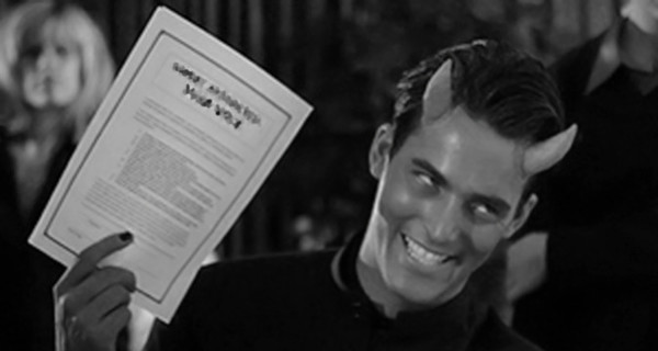 Девушка продает свою душу на аукционе, чтобы заработать на ремонт