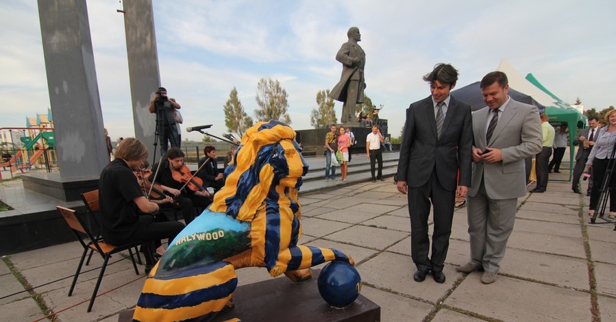 В Мариуполе львовского льва поставили возле памятника Ленину