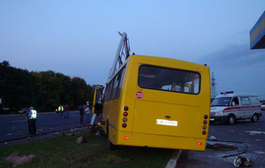 На трассе Киев-Харьков автобус попал в аварию: пострадали 26 человек