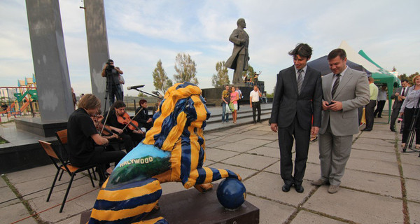 В Мариуполе львовского льва поставили возле памятника Ленину