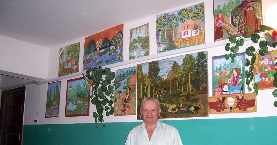 Пенсионер из Энергодара украсил подъезд своими картинами