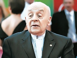 К актеру Леониду Броневому после операции начали пускать посетителей