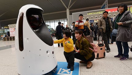В Китае заработал робот-полицейский 