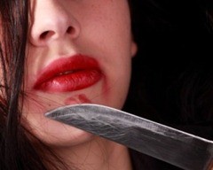 На Харьковщине сумасшедшая женщина порезала лица четверым случайным прохожим 