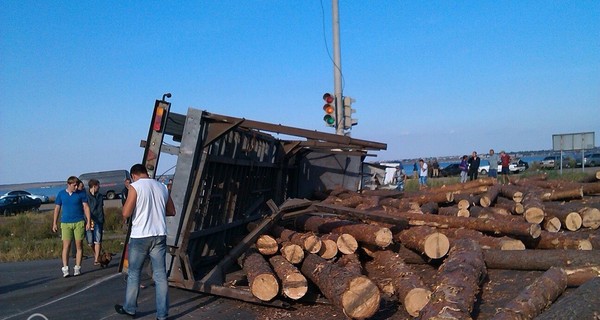 В Одессе грузовик вылетел на встречную полосу и разбросал по дороге бревна