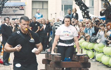 В Донецке самая сильная женщина планеты Нина Геря установила два мировых рекорда [ВИДЕО]