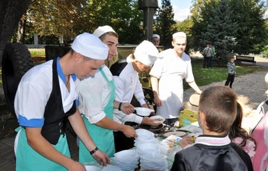 Бывший муж Лилии Подкопаевой раздавал гречку в Мариинском парке