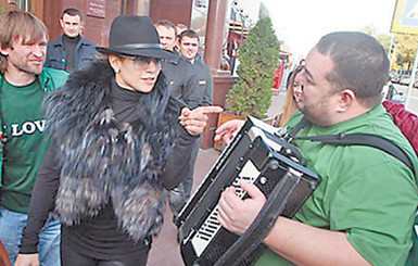 Лопес спела в Минске прямо на улице 