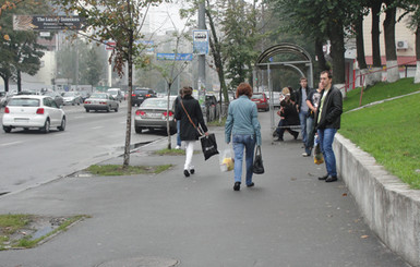 Мужчина провалился в открытый люк на остановке! 