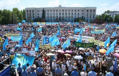 В Симферополе тысячи крымских татар протестуют против фильма 