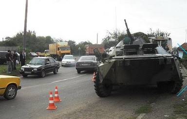  ДТП на Буковине: столкнулись автобус и БТР