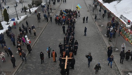 Крестный ход на аллее Небесной сотни в Киеве