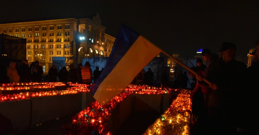 В Киеве зажгли свечи в память о жертвах трагических событий во время 