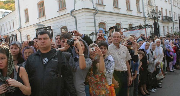 В Святогорье очередь к Плащанице занимали  с рассвета