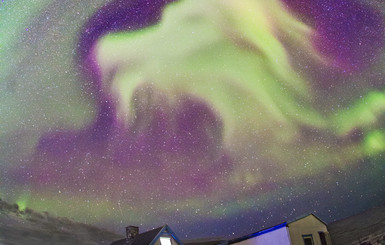 Опубликованы снимки невероятного полярного сияния в ночном небе Гренландии