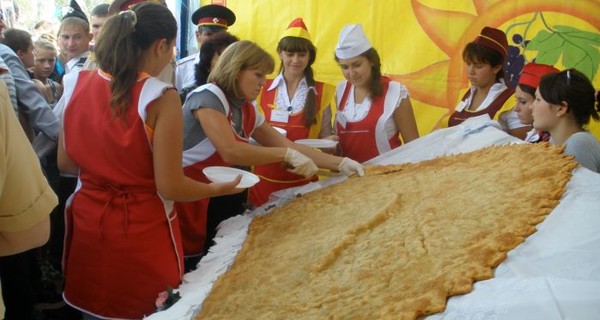 В Ялте слепили самый большой чебурек в мире