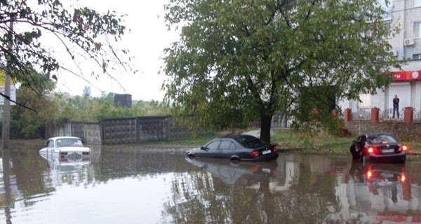 Кировоград затопило: по городу плавают машины, люди сидят без электричества