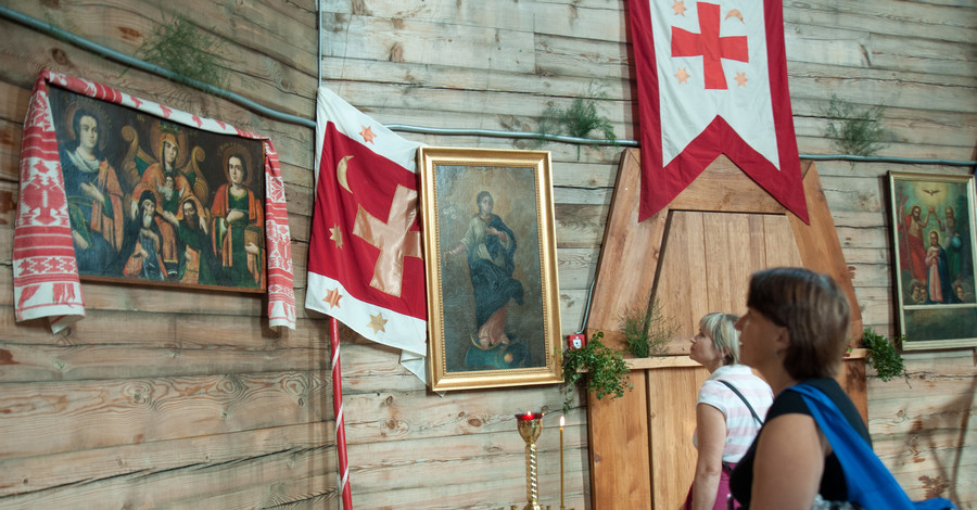 В храме на Хортице открылась выставка икон 
