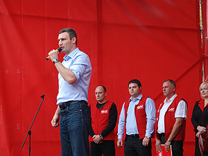 Виталий Кличко обещает защитить своих однопартийцев от давления
