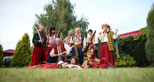 Львовские казаки учат боевым искусствам, проводят школьные линейки и дарят подарки к Новому году