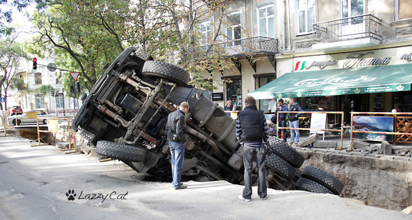 В Одессе огромный КамАЗ с песком провалился под землю