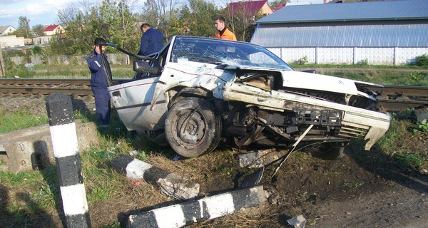 На Львовщине очередное ДТП на железнодорожном переезде: иномарка врезалась в поезд