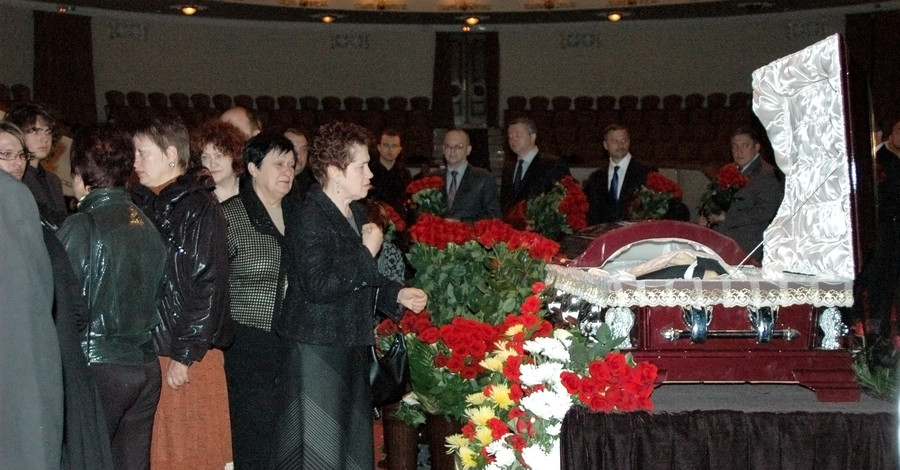 На похоронах худрука донецкого театра Людмила Янукович выстояла 30 минут в очереди к гробу