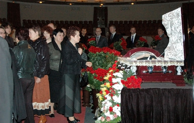 На похоронах худрука донецкого театра Людмила Янукович выстояла 30 минут в очереди к гробу