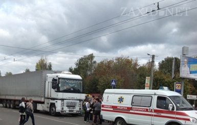 В центре Львова на пешеходном переходе дальнобой сбил двух школьников