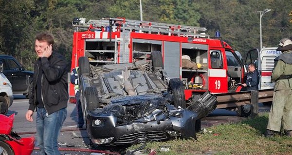 ДТП в Днепропетровске: перевернутая Toyota Camry и разбитые машины 