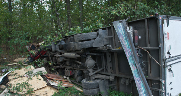 На трассе Киев - Чернигов не разминулись грузовики