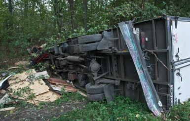 На трассе Киев - Чернигов не разминулись грузовики