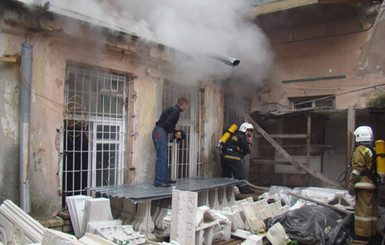 Дом Руссова мог сгореть повторно – в подвале нашли склад краски и олифы