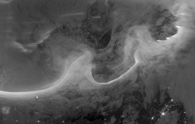 NASA обнародовало фантастическое изображение полярного сияния над Землей в черно-белом варианте