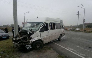 В Днепропетровске маршрутка врезалась в грузовик, есть жертвы