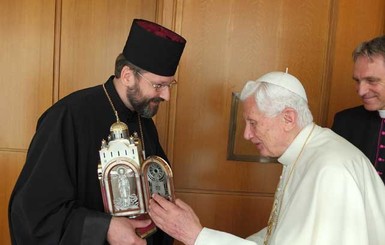 Украинские паломники подарили Папе Римскому серебряную лампадку