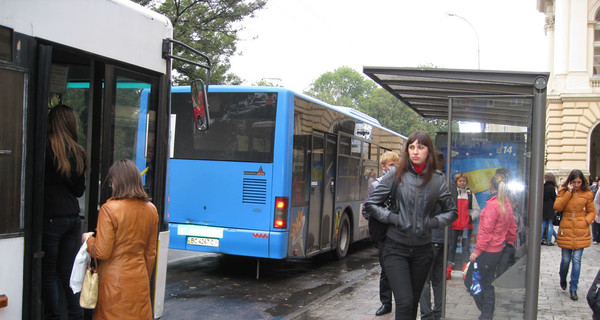 Водители автобусов спят по четыре часа в сутки и обедают в дороге