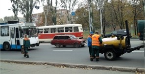 В центре Донецка коммунальщики спешно заливают асфальт смолой