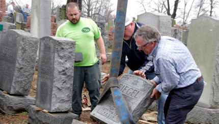 В Нью-Йорке вандалы осквернили еврейское кладбище