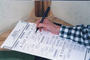 На избирательных участках Львовщины замерзли шариковые ручки, а  члены комисии мечтают о коньяке