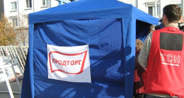 В Луганске появились таинственные синие палатки, в которых избиратели проштамповывают продуктовые талончики