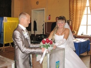 Под Одессой молодожены сыграли свадьбу на избирательном участке
