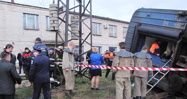 Поезд Севастополь-Киев сошел с рельсов, один вагон с пассажирами лег на бок 
