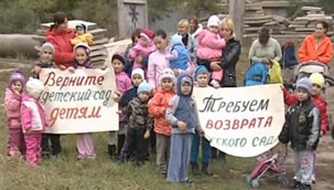 Малыши на митинге отстаивали детский сад