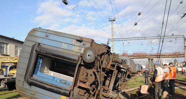 Генпрокурата считает, что поезд в Запорожье перевернулся из-за просевших рельс