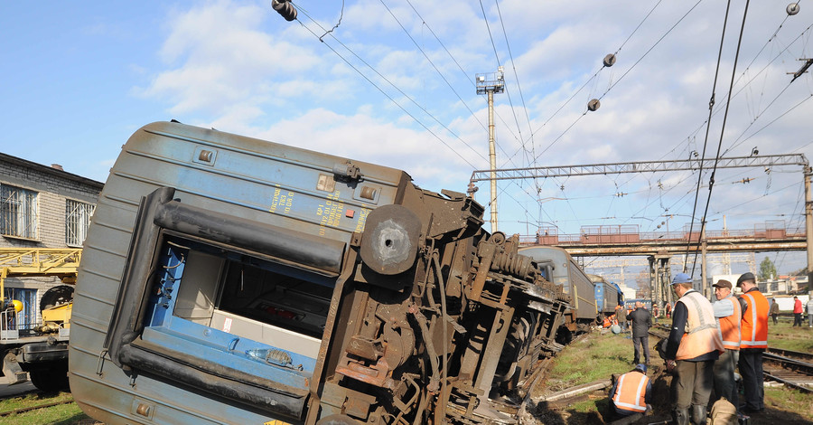 Генпрокурата считает, что поезд в Запорожье перевернулся из-за просевших рельс