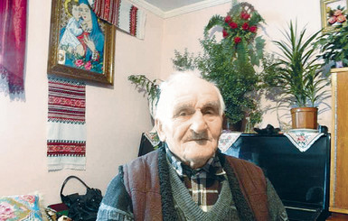Старейшего украинца похоронили рядом с женой 