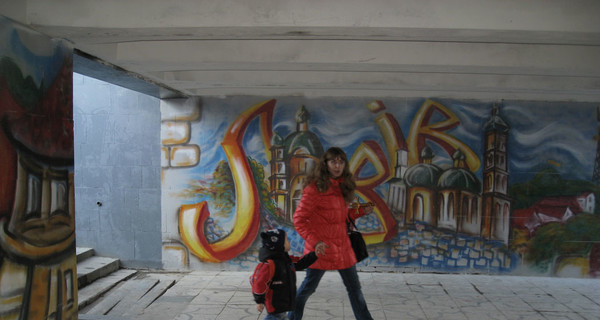 Львовские подземные переходы: Одни - как после бомбежки, а в других - художественное граффити