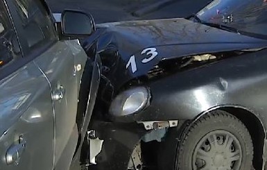 В Киеве водитель протаранил две машины и сбил старушку