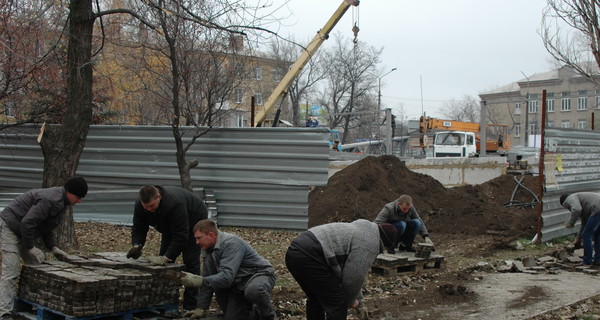 На Заперевальном, спасая ель,  люди бросались под трактора